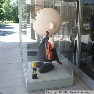 Peanuts On Parade - Charlie Brown About Town - Concerto Charlie